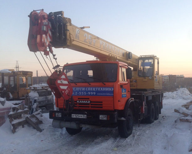 Стоянка грузовой и специальной техники в Новосибирске